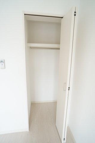 DANAE　COURT中山寺（ダナエコート中山寺）の収納|白い扉のクローゼット！素敵です！参考、同建物・別間取りの号室