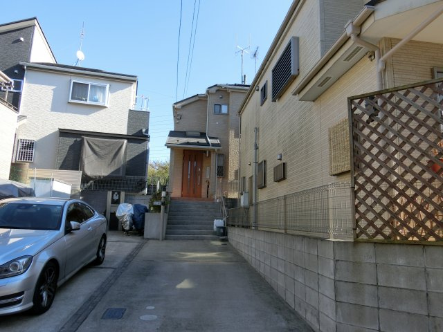 千葉市花見川区浪花町　中古戸建　幕張駅徒歩８分の立地　太陽光発電装置設置の外観