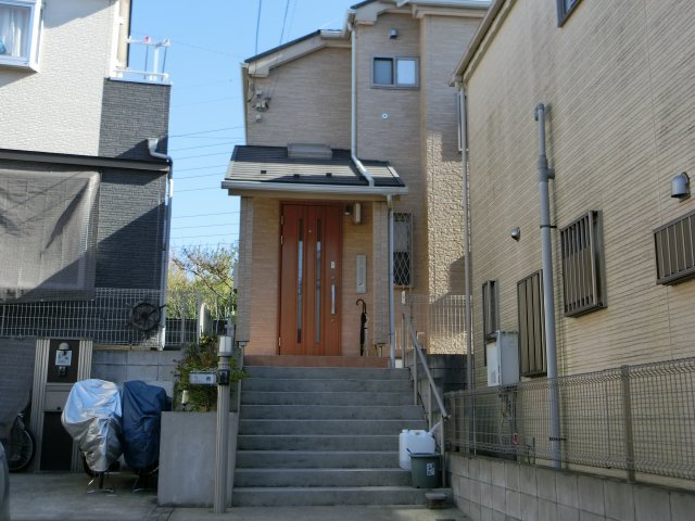千葉市花見川区浪花町　中古戸建　幕張駅徒歩８分の立地　太陽光発電装置設置の外観