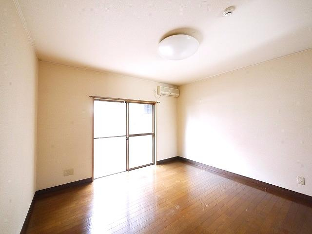 エナジー平尾の居間・リビング|きれいな洋室です