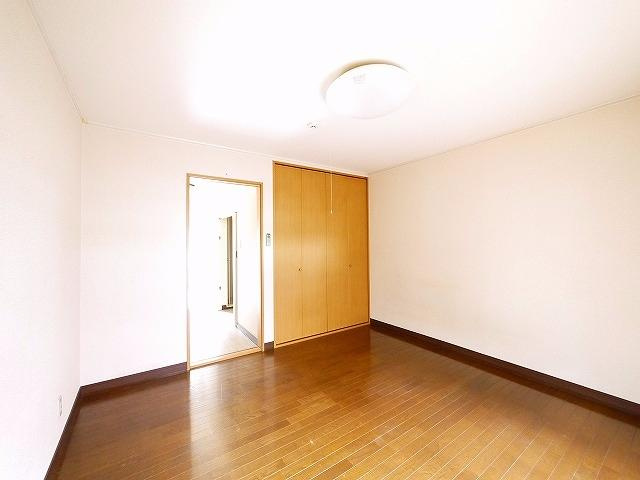 エナジー平尾の洋室|落ち着いた色調の洋室です