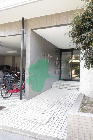エステートモア箱崎のエントランス