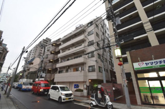 【外観】 | 南東向き・角部屋につき採光・通風良好です。