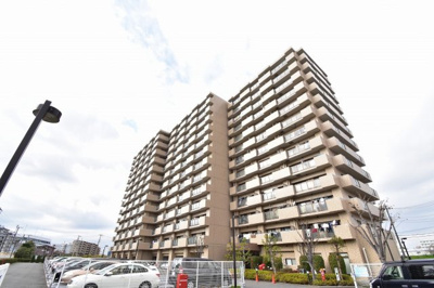 【外観】 | ローヤルシティ鴨居七番館 | JR横浜線「鴨居」駅徒歩7分と好立地。雨の日や帰宅時間が遅い方も安心です。