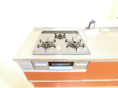 【キッチン】 | カーサヴィエントⅠ | 3口ガスコンロ/グリル付きシステムキッチンです☆グリルがあるとお料理の幅が広がりますね♪自炊生活で楽しく健康に！