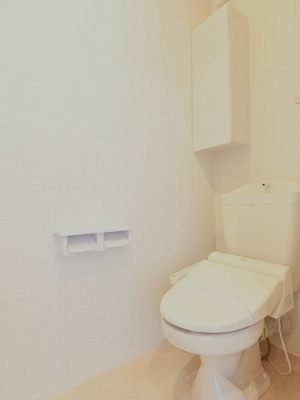 【トイレ】 | カーサヴィエントⅠ | トイレは温水洗浄便座付き♪人気のバストイレ別です♪上部にはトイレットペーパーなどの小物を置ける棚付きです！