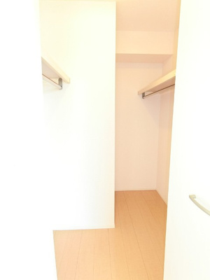 【収納】 | カーサヴィエントⅠ | 洋室6.7帖のお部屋にあるウォークインクローゼットです♪たっぷり収納できてお洋服や荷物が多くてもお部屋すっきり☆