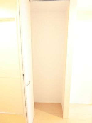 【収納】 | カーサヴィエントⅠ | 廊下にある収納スペースです！高さがある収納スペースでかさ張るお荷物もすっきり◎
