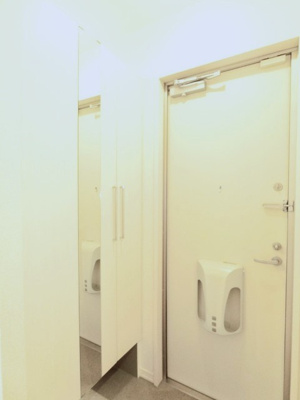 【玄関】 | カーサヴィエントⅠ | 玄関には全身ミラー付き♪お出かけの時の身だしなみ確認もばっちり！