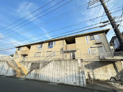 【外観】 | カーサヴィエントⅠ | 小田急線「百合ヶ丘」駅まで徒歩圏内！コンビニが近く便利な立地の2階建てアパートです☆