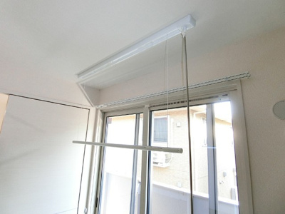 【設備】 | カーサヴィエントⅠ | 和室6帖のお部屋にある室内物干しです！雨の日やお出掛け時の室内干しにとても便利☆花粉や梅雨の時期に重宝しますね♪