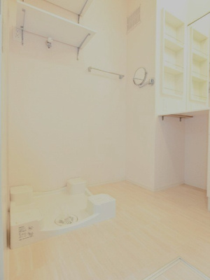 【設備】 | カーサヴィエントⅠ | 洗面所にある室内洗濯機置き場です♪防水パンが付いているので万が一の漏水にも安心です！上部には便利な収納棚付き♪