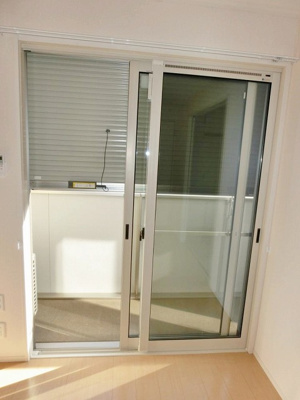 【セキュリティ】 | カーサヴィエントⅠ | 防犯シャッター雨戸付きなので夜やお出かけ時も安心です！雨戸は冬場の寒さ対策にもなります◎