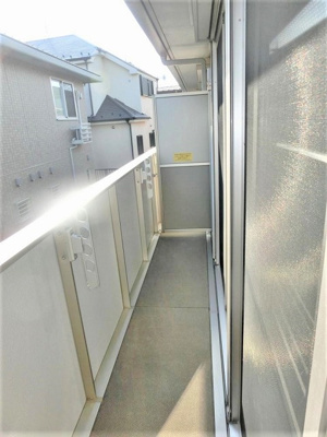 【バルコニー】 | カーサヴィエントⅠ | バルコニーは南東向きなので、晴れた日のお洗濯物は朝からよく乾きそう☆2部屋から出入りできるのが嬉しいですよね！