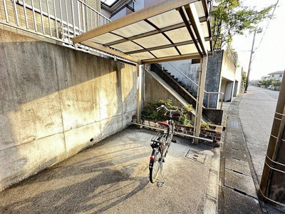 【その他共用部分】 | カーサヴィエントⅠ | 屋根付きの駐輪場があるので雨が降っても安心ですね☆自転車やバイクがあれば通勤・通学、お買い物にも便利です♪