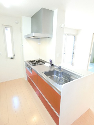 【キッチン】 | カーサヴィエントⅠ | 明るいカラーを基調としたシステムキッチンです！換気のできる窓付きでお料理の匂いもこもりません！場所を取るお鍋やお皿もすっきり収納できます♪