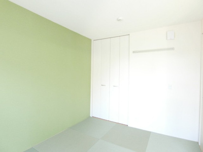 【寝室】 | カーサヴィエントⅠ | 南東向き和室6帖☆クローゼットがあります♪オシャレなアクセントクロスと琉球畳が魅力的なお部屋です☆