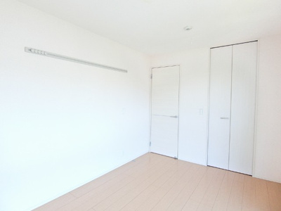 【子供部屋】 | カーサヴィエントⅠ | 洋室6.7帖☆ウォークインクローゼットがあります♪壁にはピクチャーレールがあり、絵や写真が飾れます☆ハンガー掛けとしても便利！