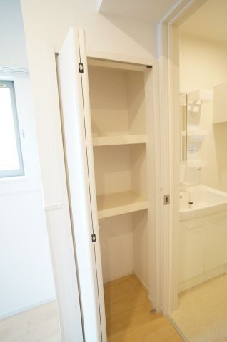クリステル宝塚の収納|ＬＤＫの洗面所入り口前には収納がございます。パントリーとしても使えますね！