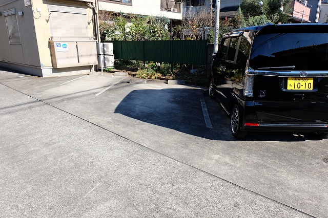 カラベルの駐車場