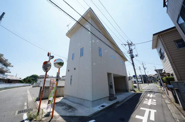 CASA朝日町の外観|現地写真　二階建ての独立店舗事務所で他テナントとに気を遣わず事業が行えます！