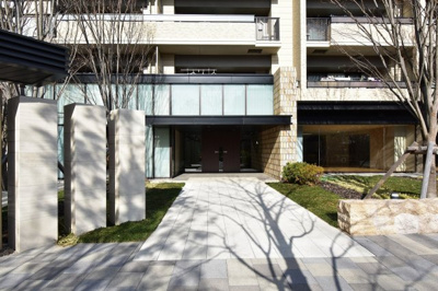 【エントランス】 | プラウドシティ大田六郷 プラザ街区 | 京浜急行本線「六郷土手」駅徒歩9分・「雑色」駅徒歩12分と2駅利用可能な好立地。