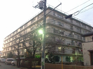 【外観】 | 小さなお子様がいるご家族にも安心の1階住戸！ガーデニング等を楽しめる南向きの専用庭付です♪