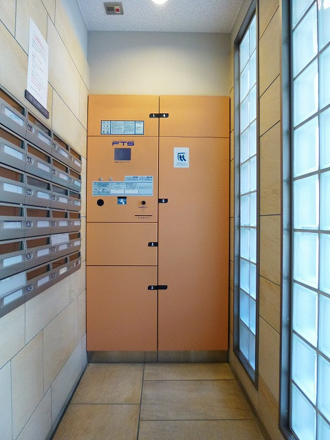 RESIDIA根岸のロビー|不在時に便利な宅配ＢＯＸです