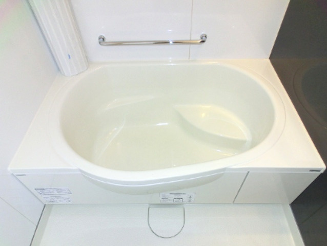 RESIDIA根岸の浴室|半身浴できる楕円形の大型バスタブ、追炊、浴室換気乾燥機付きです
