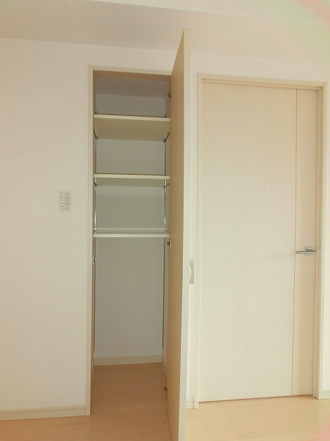 RESIDIA根岸の設備|リビングに便利な収納付きです