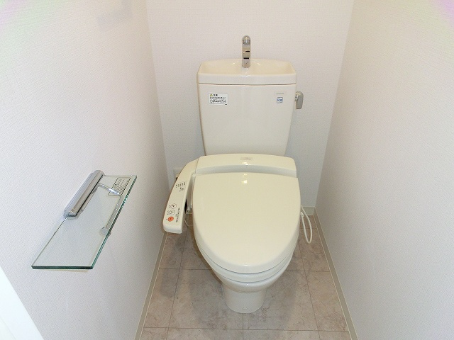 RESIDIA根岸のトイレ|スマホ置きがある温水洗浄便座です