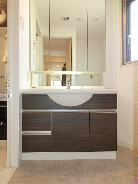 RESIDIA根岸の洗面所|三面鏡付ハンドシャワー付独立洗面室です