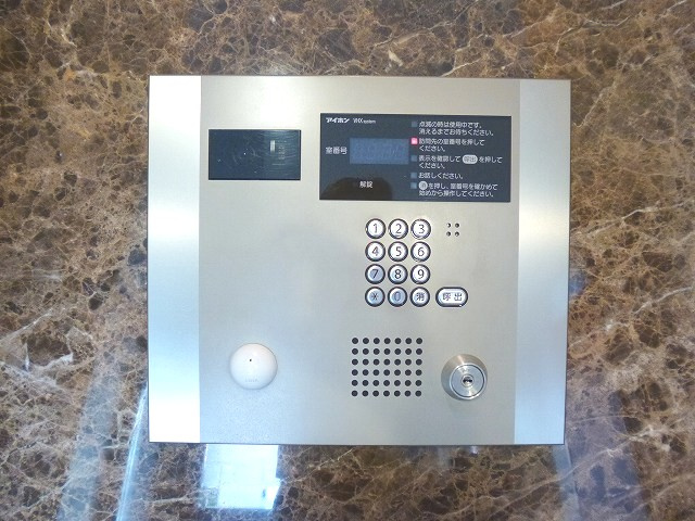 RESIDIA根岸のエントランス|タッチキーのモニター付オートロックセキュリティです