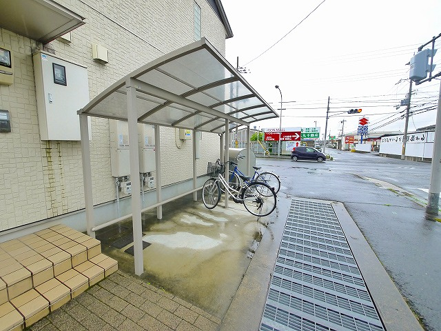 クレストハウスのその他共用部分|ゆったりとした駐輪スペース。