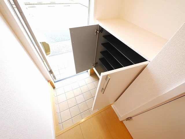 クレストハウスの玄関|明るい玄関です