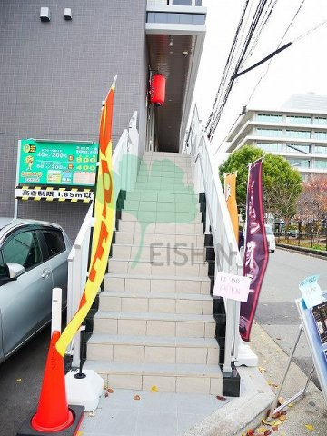 パークサイド博多駅東のエントランス|2階へ上がる専用階段です