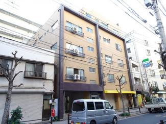【外観】 | 間々田ビル　日暮里駅から徒歩４分・鶯谷駅から徒歩８分の好立地！鉄筋コンクリート造の５階建てマンション！コンビニなども近くで買い物便利！