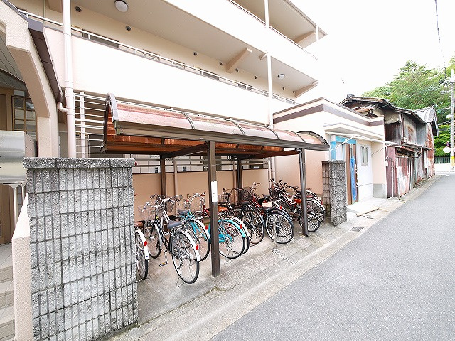シャトレ信楽のその他共用部分|屋根付きの駐輪場です