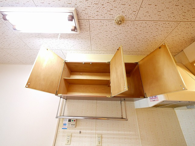 シャトレ信楽のキッチン|キッチン上部の棚です