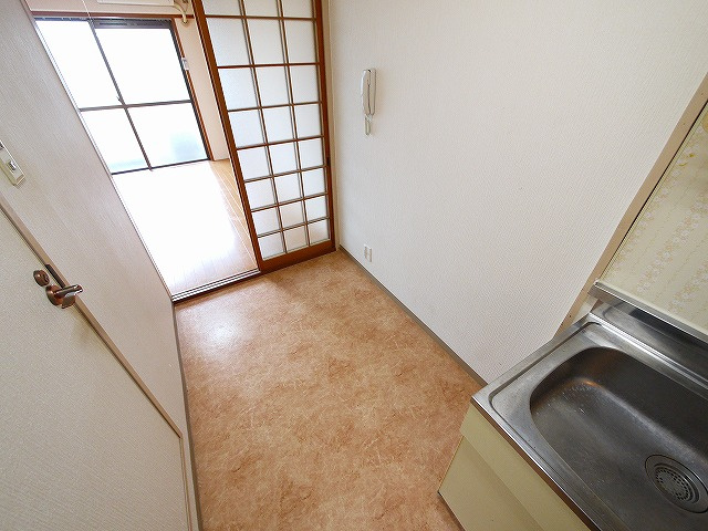 シャトレ信楽のキッチン|冷蔵庫などもしっかり置けるキッチンです