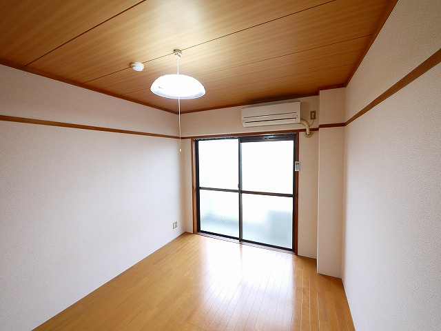 シャトレ信楽の洋室|キレイにリフォーム済で安心です