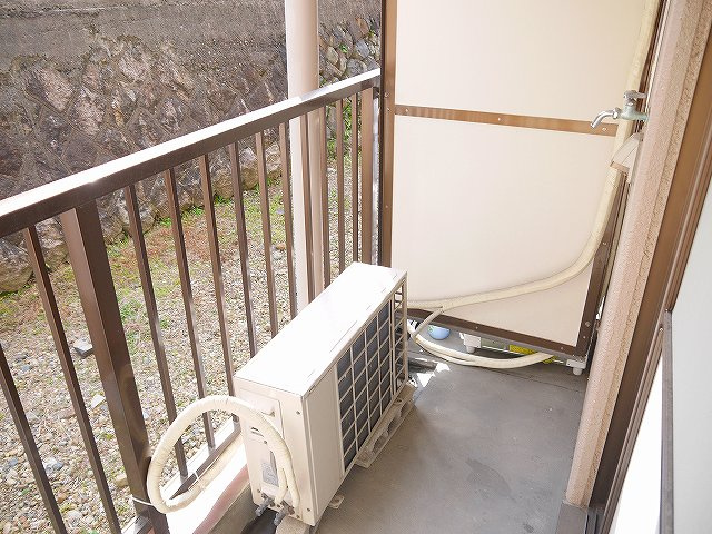 シャトレ信楽のバルコニー|外からの目が気にならないバルコニーで洗濯物が干せます