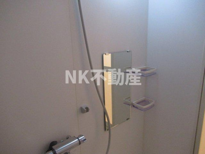 【浴室】 | メゾンKoma（メゾンコマ）（長瀬賃貸） | お風呂に鏡があります