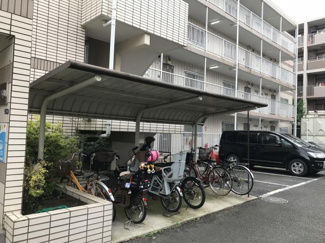 【その他共用部分】 | 屋根付きの駐輪場で雨が降っても大切な自転車が濡れなくてすみますね♪駅から自転車もおすすめです！