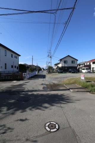 鴻巣市三ツ木の売地の前面道路含む現地写真|南西側の道路を東側から撮影。2019年11月04日 11:00頃。