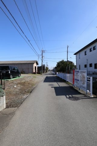 鴻巣市三ツ木の売地の前面道路含む現地写真|南西側の道路を西側から撮影。2019年11月04日 11:00頃。