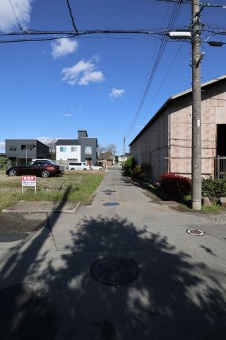 鴻巣市三ツ木の売地の前面道路含む現地写真|南東側の道路を南側から撮影。2019年11月04日 11:00頃。