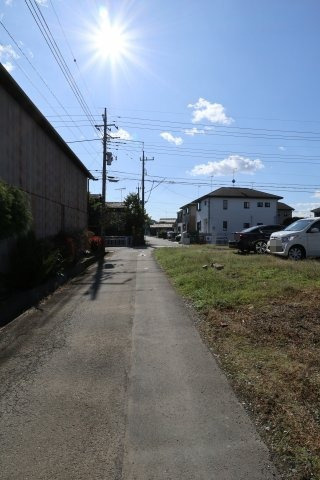 鴻巣市三ツ木の売地の前面道路含む現地写真|南東側の道路を北側から撮影。2019年11月04日 11:00頃。