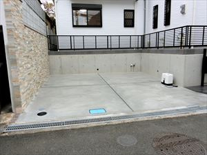 【駐車場】 | 豊中市清風荘2丁目新築戸建て | 【現地モデルハウス】
前面道路約4m！
駐車するのもラクラク♪
駐車スペースも二台分を確保♪ 