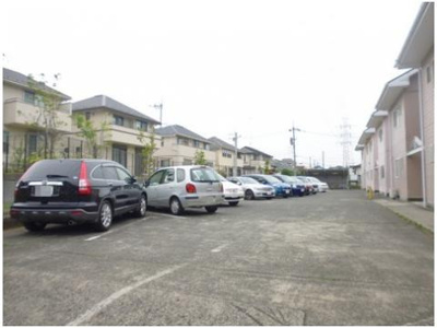 【駐車場】 | カミーリア8 | いつでも目の届く敷地内に駐車場を完備しています♪お車をお持ちのファミリーさんにもおすすめです☆